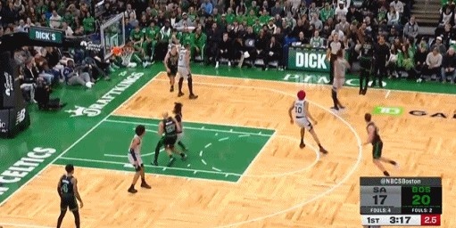 500彩票中国官网-瞄准镜还是高点好用！杰伦·布朗撤步迎着文班亚马超远三分再中